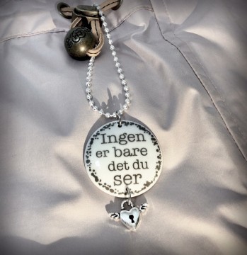 INGEN ER BARE DET DU SER